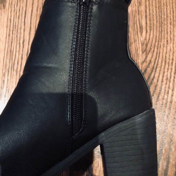 Women’s black boots/booties; size 6.5 - Picture 5 of 7